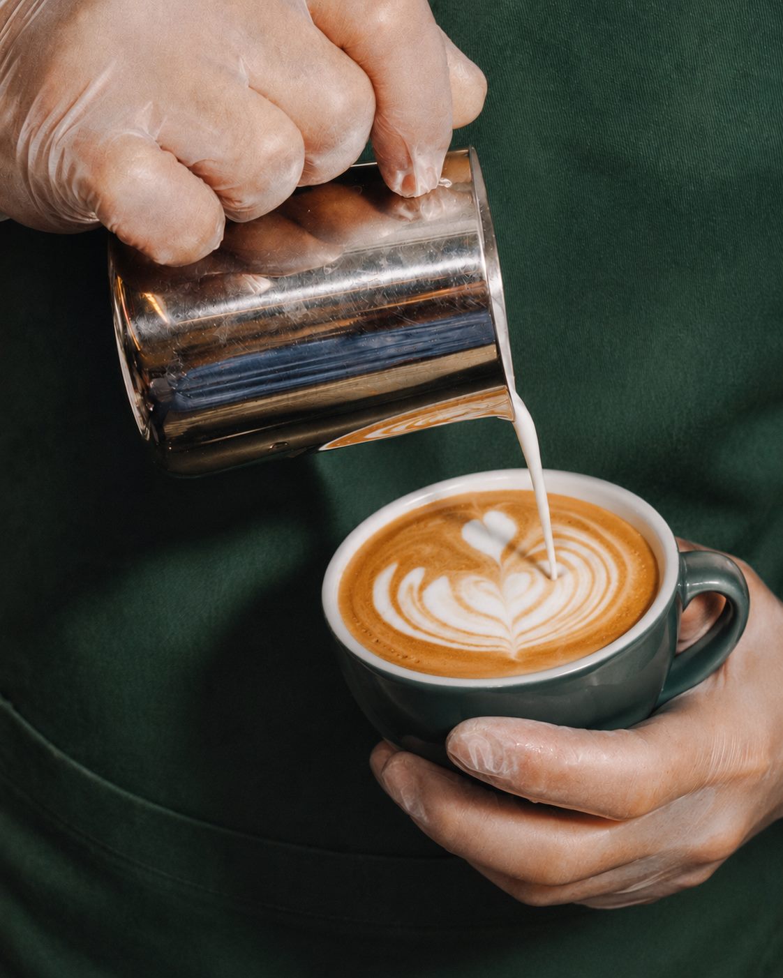 Barista Jaad Cafe menuang latte art
