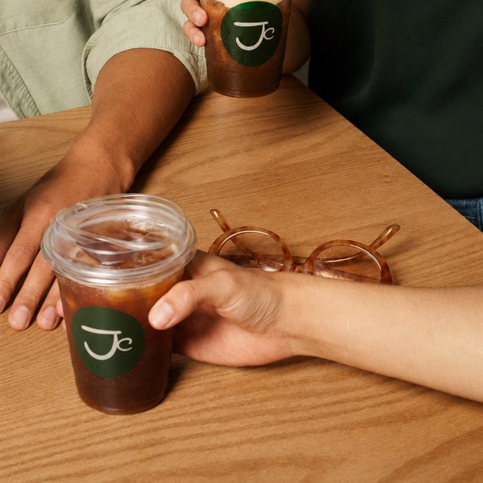 Dua pelanggan menikmati kopi Jaad Cafe